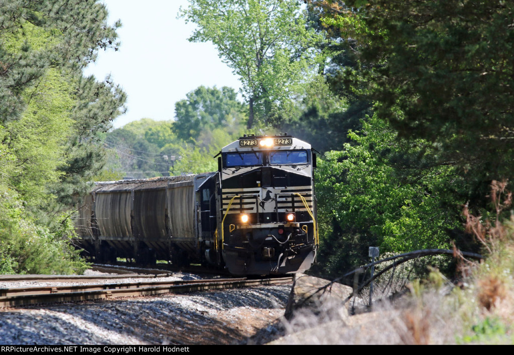 NS 4273 rounds the curve at the location formerly known as Hardees